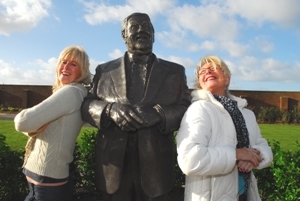 Les Dawson Statue