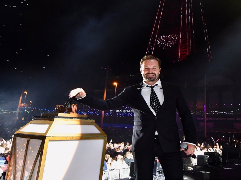 Main image for Alfie Boe Lights Up His Home Town! article